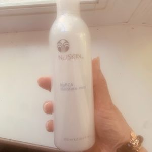 Nuskin‎
